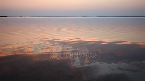 Kolorowy zachód słońca nad powierzchnię wody ocean spokojny — Wideo stockowe
