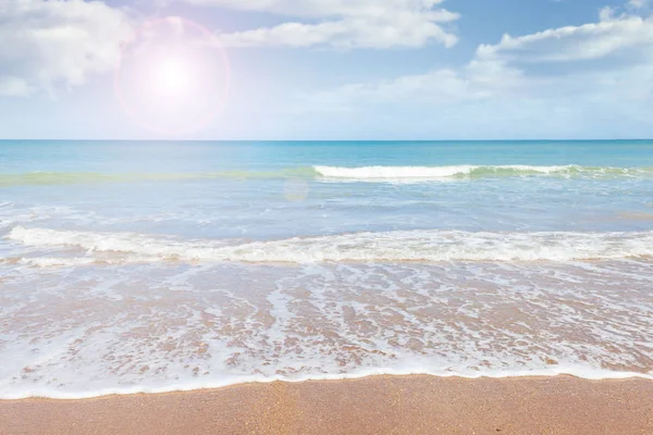 砂的热带阳光明媚的海滩 — 图库照片