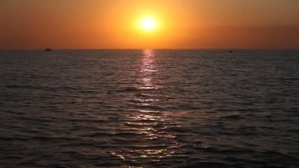 Πολύχρωμο ηλιοβασίλεμα πάνω από την επιφάνεια του νερού ήρεμο ωκεανό — Αρχείο Βίντεο