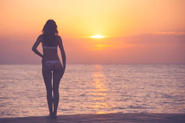 Frau Silhouette über Meer Sonnenaufgang Hintergrund — Stockfoto