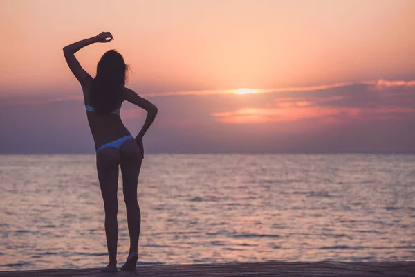 Schöne Frau Silhouette über Meer Sonnenaufgang Hintergrund — Stockfoto