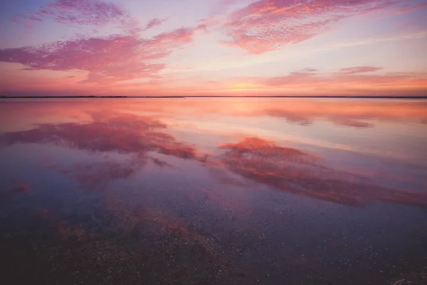 Pôr do sol bonito colorido sobre a superfície do oceano — Fotografia de Stock
