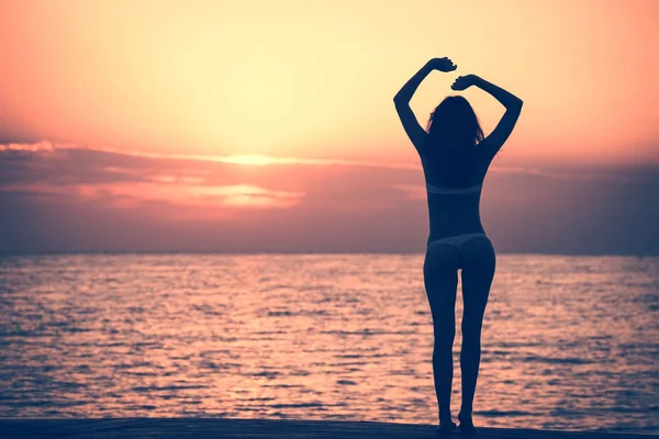 Frau Silhouette über Meer Sonnenaufgang Hintergrund — Stockfoto