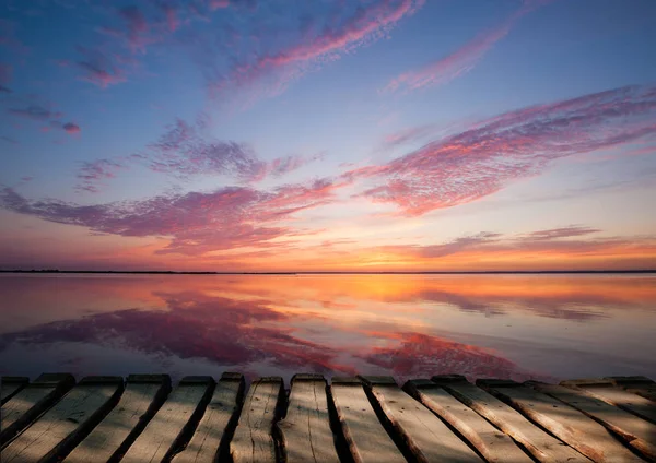 Färgsprakande vacker grumlig solnedgång över havsytan — Stockfoto