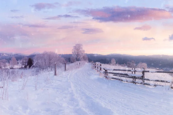 冬山多雪小山的全景 — 图库照片