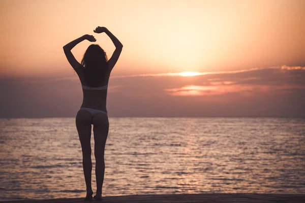 Жінка силует над океаном схід сонця фон — стокове фото