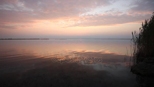 Kleurrijke sunset over rustige Oceaan wateroppervlak — Stockvideo