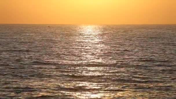 Superfície oceânica com sol nascente — Vídeo de Stock