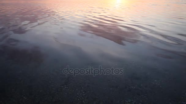 Atlantský oceán sunrise krajina. Zblízka pohled vln — Stock video