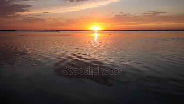Kolorowy zachód słońca nad horyzont ocean — Wideo stockowe
