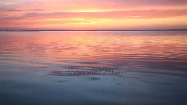 Ocean wave water surface with rising sun reflection — Stock Video