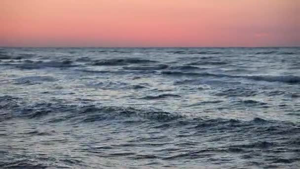 Surface de l'eau des vagues océaniques avec réflexion du soleil levant — Video