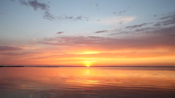 Stilla havet kusten vid solnedgången — Stockvideo