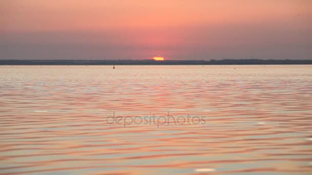 Oceano Pacífico litoral ao pôr do sol — Vídeo de Stock