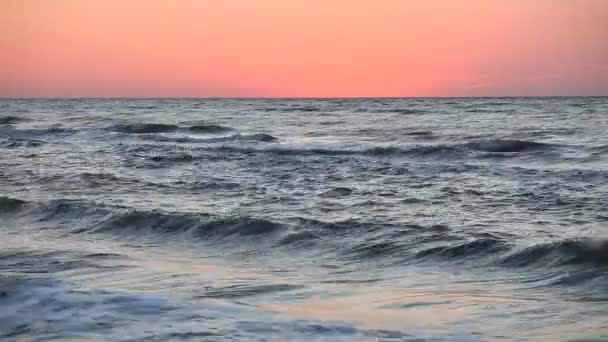 Pôr do sol colorido sobre a superfície calma da água do oceano — Vídeo de Stock