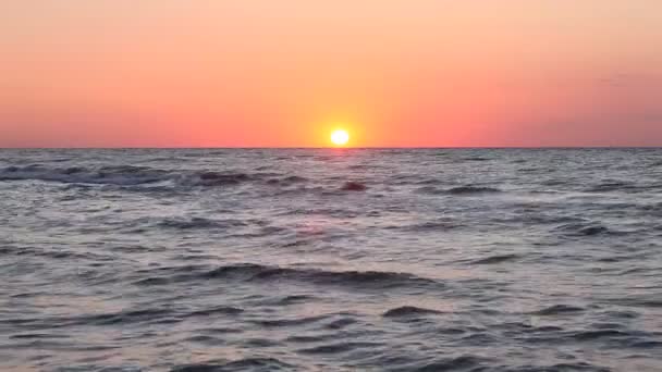 Kleurrijke sunset over rustige Oceaan wateroppervlak — Stockvideo