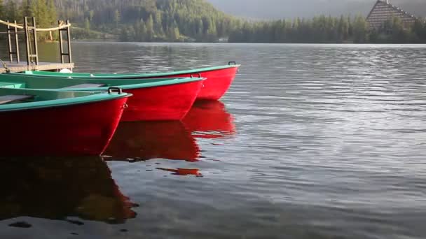 Lac de montagne avec jetée en bois et bateau bateau — Video