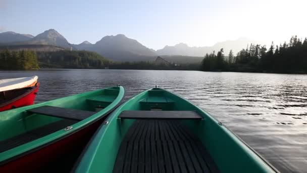 Lago de montanha com cais de madeira e barco de navio — Vídeo de Stock