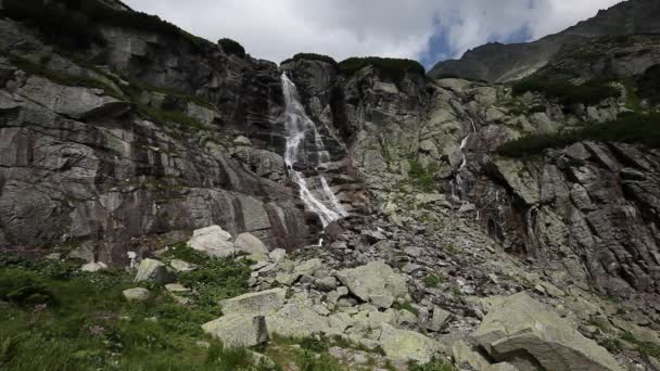 Cascada de alta montaña rocosa — Vídeo de stock