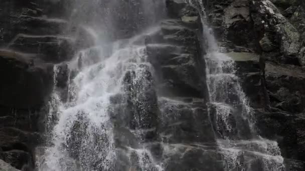 High rocky mountain waterfall — Stock Video