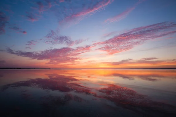 Kolorowe, piękne, zachmurzony zachód słońca nad powierzchni oceanu — Zdjęcie stockowe