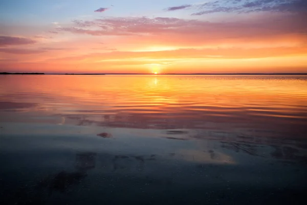 Pôr-do-sol nublado bonito colorido sobre o oceano — Fotografia de Stock