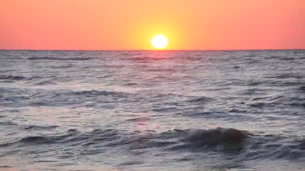 Ocean wave vodní plochy s vycházejícího slunce reflexe — Stock video