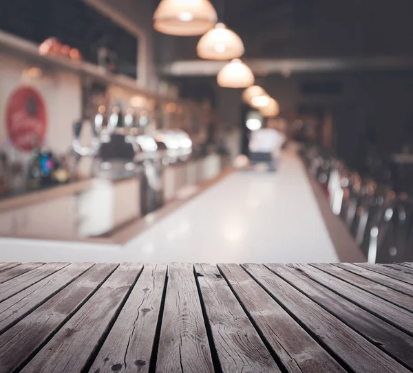 Superficie superior de mesa de madera sobre fondo borroso café —  Fotos de Stock