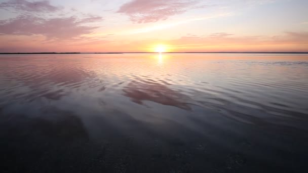 Superficie dell'acqua dell'onda oceanica con riflesso del sole nascente — Video Stock