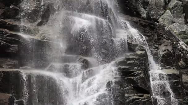 High rocky mountain waterfall — Stock Video