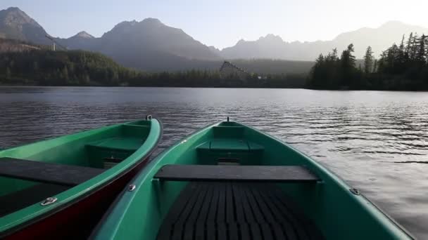 Lago de montanha alpino com cais de madeira e barco de navio — Vídeo de Stock