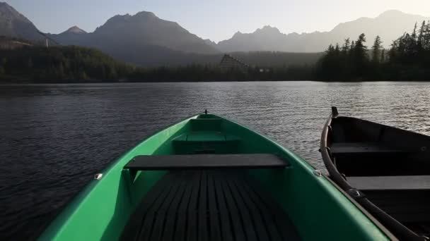 Lago alpino de montaña con muelle de madera y barco — Vídeos de Stock