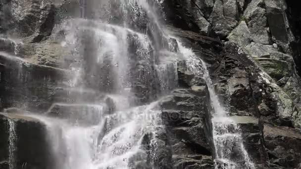 Hoge rotsachtige berg waterval — Stockvideo