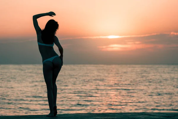 Belle silhouette femme sur fond de lever de soleil océan — Photo