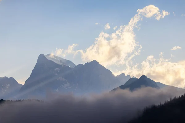 Alta cresta de montaña rocosa al atardecer —  Fotos de Stock