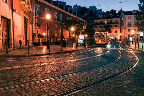 Traditional yellow tram at the old night streets of Lisbon — Stock Photo, Image