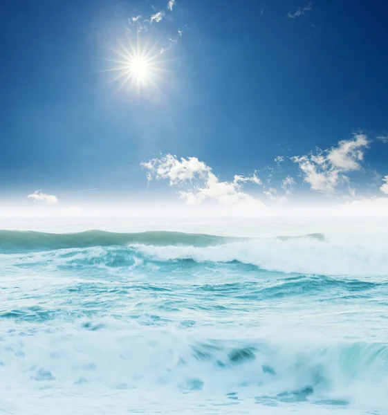 Oceano Atlantico grandi onde mare sotto il cielo blu — Foto Stock