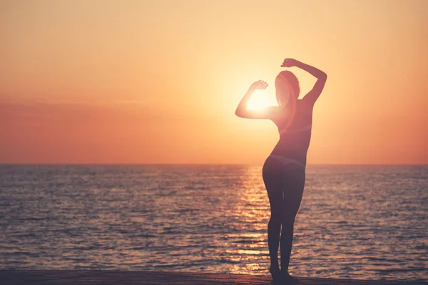 Bella donna silhouette sopra oceano alba sfondo — Foto Stock