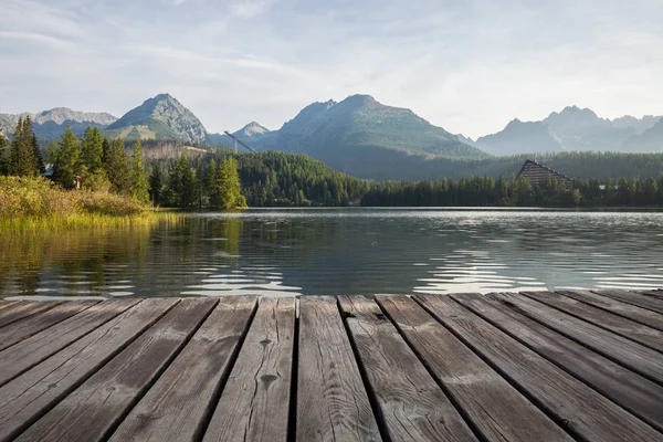 Alpine montanha lago ensolarado manhã vista — Fotografia de Stock