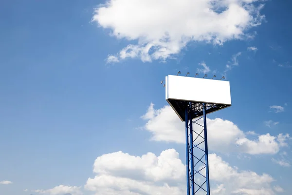 Tabellone per le affissioni sopra cielo nuvoloso blu — Foto Stock