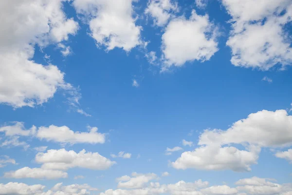 Cielo blu con nuvole astratto natura sfondo — Foto Stock