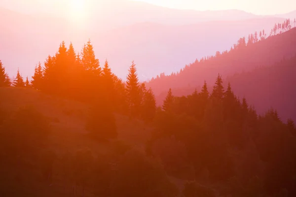 Montañas humeantes cresta al amanecer — Foto de Stock