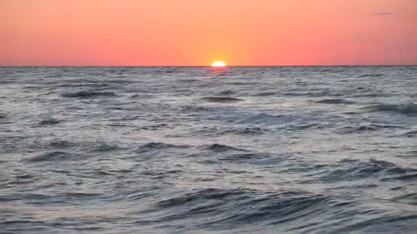 Поверхность океанских волн с восходящим отражением солнца — стоковое видео