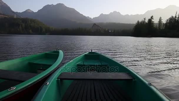 Vista panorámica del soleado lago de montaña alpino matutino con muelle de madera y barco — Vídeos de Stock