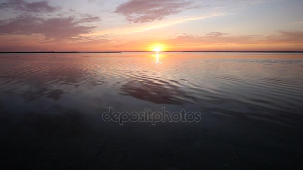 Kleurrijke zonsondergang weerspiegeling op zee oppervlak — Stockvideo