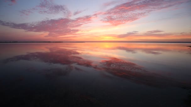 Colorido reflejo del atardecer en la superficie del mar — Vídeo de stock