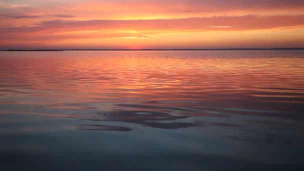 Színes naplementére tükrözi a tenger felszínén — Stock videók