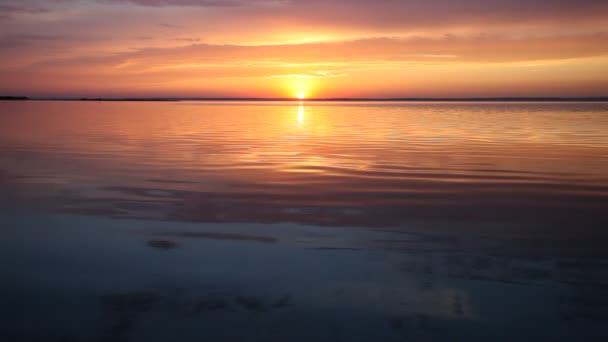 Superfície da água da onda do oceano com reflexão crescente do sol — Vídeo de Stock