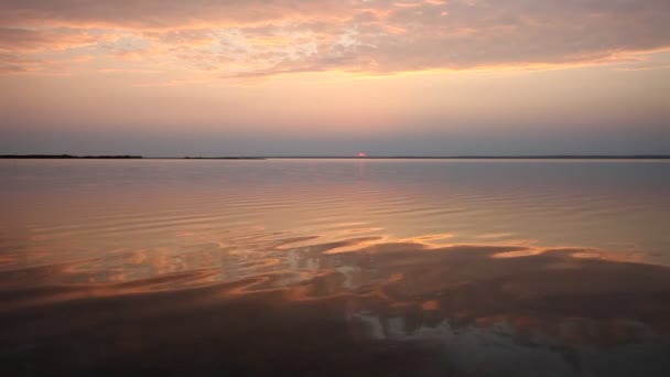 Bunte Reflexion des Sonnenuntergangs auf der Meeresoberfläche — Stockvideo