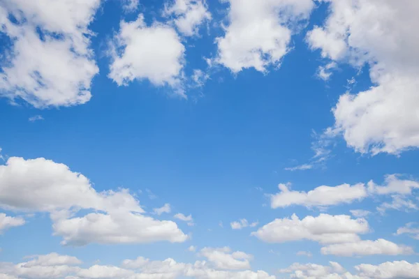 Cielo blu con nuvole astratto natura sfondo — Foto Stock